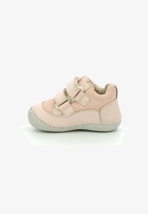 Zapato de niño pequeño en color rosa claro con dos correas de Velcro, suela de goma y un lado de tela texturizada, con detalles cosidos y punta redondeada.