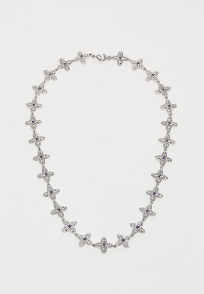 Collier en chaîne argentée avec des maillons floraux en quatre pétales connectés, chaque fleur comportant une pierre centrale bleu foncé, sur un fond blanc.