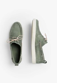 Scarpe in pelle verde con profilo basso, cuciture crema e lacci beige. Presentano una linguetta sul retro e occhielli laterali per una vestibilità regolabile.