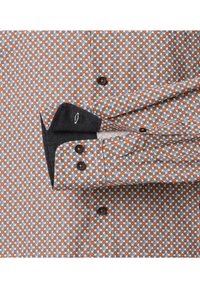 Hemd mit Knopfleiste, das ein geometrisches Muster in Orange und Schwarz auf weißem Hintergrund zeigt, mit einem kontrastierenden dunklen Kragen und schwarzen Knöpfen.
