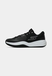Chaussure de sport noire avec un dessus texturé, semelle blanche et accent de logo proéminent. Présente un design à lacets et des sections perforées pour la respirabilité.