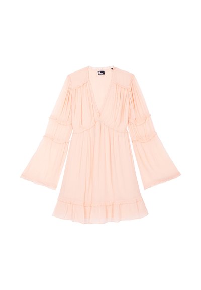Vestido mini de manga larga rosa claro con escote en V profundo, detalles de tela fruncida, mangas acampanadas y dobladillo con volantes.