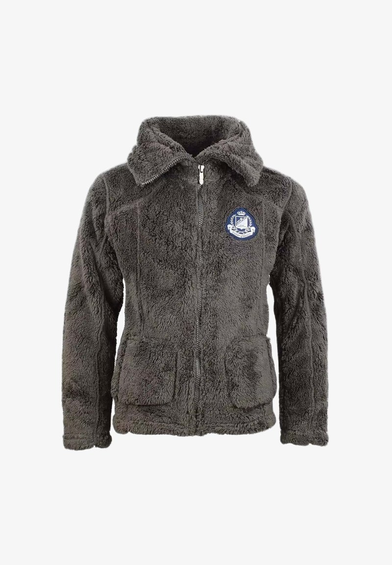 Chaqueta polar con cremallera en gris oscuro, cuello alto, dos bolsillos delanteros y un escudo bordado en azul y blanco en el pecho izquierdo.