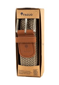 Ceinture en tissu kaki tressé avec boucle et passant en cuir marron, emballée dans une boîte en carton étiquetée "FAGUO" et "Certified B Corporation".
