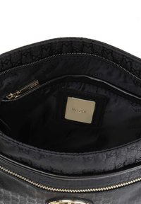 Borsa nera con esterno testurizzato e chiusura con cerniera. Interno foderato in tessuto nero con logo. Accenti in hardware dorato visibili.