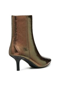 Stivale in bronzo con finitura a pelle di serpente testurizzata, punta affusolata e tacco sottile nero. Forma elegante con altezza a metà polpaccio.