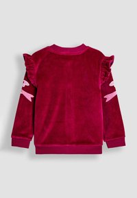 Maglione lungo in velluto bordeaux per bambini con spalle arricciate e dettagli in nastro ricamato rosa sulle maniche, con polsini e orlo a coste.
