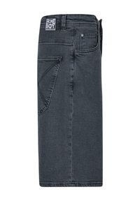 Schwarzer Denim-Rock mit geradem Schnitt, zurückliegender Tasche mit Nähdetail und markiertem Etikett am Bund. Weiche Textur.