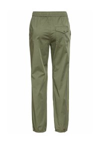 Olijfgroene broek met een elastische tailleband, elastische boorden en een achterzak met een klep en knoopdetail. Gladde textuur.