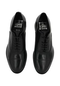 Scarpe eleganti in pelle nera con punta affusolata, design con lacci, texture liscia e dettagli di cucitura discreti sulla punta.