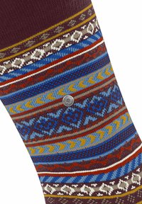 Calzino lavorato a maglia con motivi multicolori di blu, rosso e giallo su uno sfondo bordeaux; accentuato da un bottone con logo argentato.