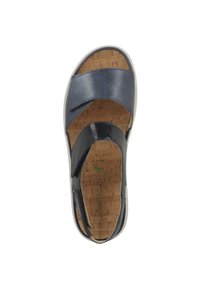 Laivastonsininen sandaali, jossa on ristikkäiset nauhat, korkkipohja, valkoinen pohja ja sileä nahkapinta, joka tarjoaa avointa muotoilua hengittävyyden ja mukavuuden takaamiseksi.