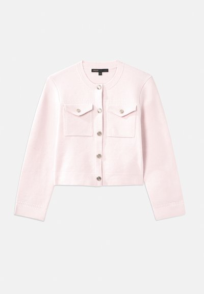 Cardigan court rose clair en tissu doux, avec un col rond, des boutons argentés et deux poches avant à rabat.