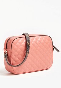 Růžová prošívaná kabelka se zipovým zapínáním a texturovaným povrchem z umělé kůže. Má tmavý pásek se zlatým logem.