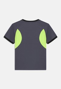 Camiseta deportiva de color gris oscuro con mangas cortas, que presenta paneles de malla amarillo neón a los lados y un cuello de canalé negro.