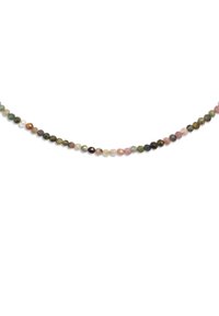 Collar de cuentas que presenta piedras semipreciosas de diferentes colores en formas redondeadas y facetadas, ensartadas en una línea continua.