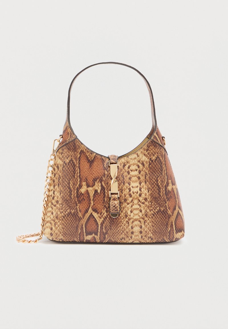 Geantă cu imprimeu de șarpe, cu formă curbată, prevăzută cu închidere aurie și curea cu lanț. Materialul are un finisaj lucios cu detalii texturate.