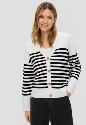 Zwart-wit gestreepte cardigan met een V-hals, vijf grote knopen, ribbelboorden en een relaxte fit, gecombineerd met donkere jeans.