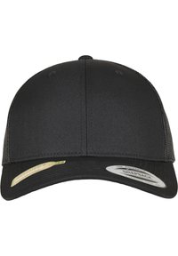 Sărcă neagră cu partea din față structurată și spate din plasă. Dispune de o vizor plat și etichete vizibile ale brandului pe lateral. Material texturat.