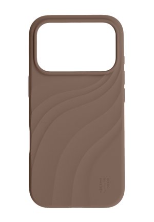 Brun blød silikone smartphone-etui med bølgemønstre og stort rektangulært kameraudskæring markeret Ideel af Sverige.