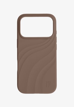 Brun blød silikone smartphone-etui med bølgemønstre og stort rektangulært kameraudskæring markeret Ideel af Sverige.