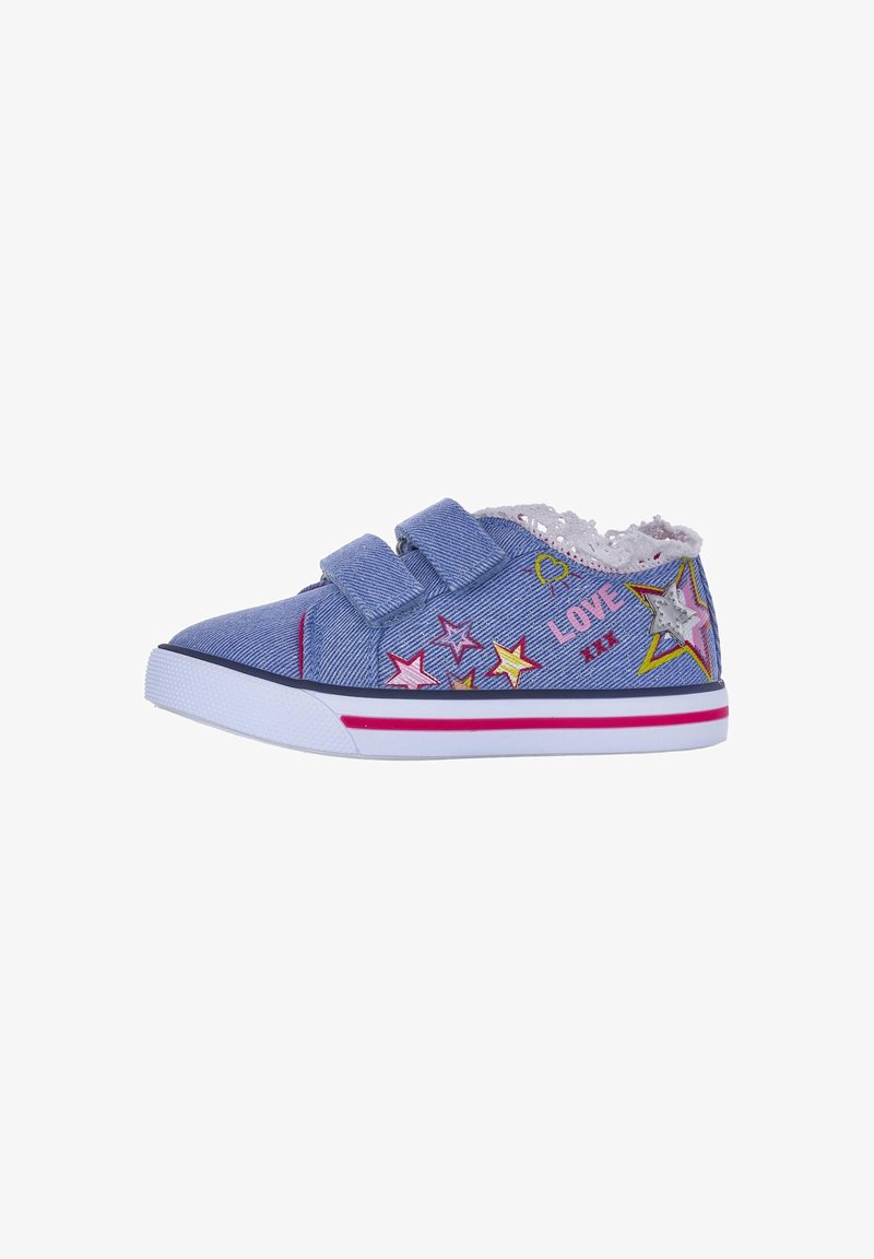 Zapatillas de denim azul con bordados de estrellas en rosa y amarillo, doble cinta de velcro y una suela de goma blanca con un acento en rosa.