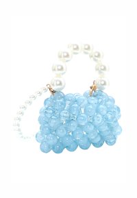Borsa a mano blu realizzata in perline rotonde lucide, con manico in perle e una tracolla decorata con perle. Presenta una forma compatta e strutturata.