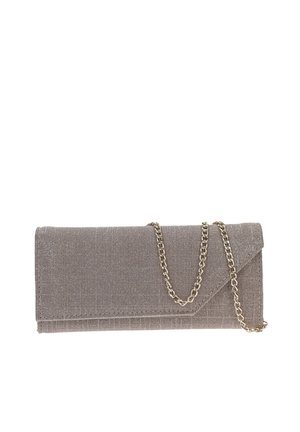 Bolso de mano texturizado gris con solapa estilo sobre y cadena dorada, mostrado sobre fondo blanco.