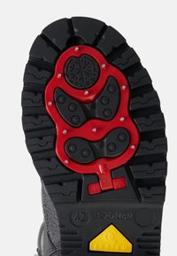 Die schwarze Stiefelsohle verfügt über ein rotes Außensohlen-System mit Schneeflockenmuster, taktilem Griff und erhöhten Noppen für besseren Halt. Größe 42 enthalten.