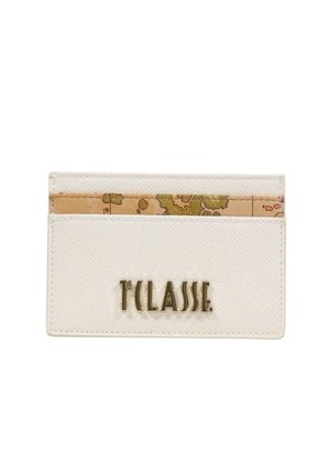 Porta carte bianco con texture, presenta una fessura superiore con una striscia beige decorata con motivo a mappa e il logo dorato "T CLASSE" al centro frontale.