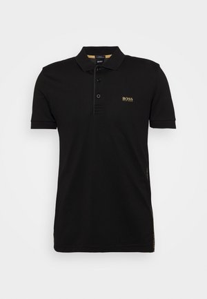 Czarna koszulka polo z krótkim rękawem, kołnierzem, trzema guzikami oraz małym złotym logo "BOSS Hugo Boss" na lewej piersi.