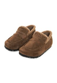 Barna szarvasbőr bebújós cipők bolyhos bézs béléssel és fekete gumitalppal, melyeket melegség és kényelem biztosítására terveztek.