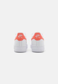 Nike Sportswear AIR FORCE 1 - Joggesko - white/magic ember