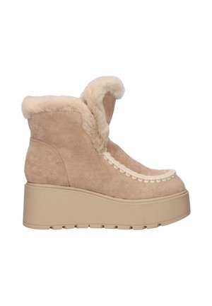 Botas de tobillo beige con ribete de piel sintética suave, parte superior de ante texturizado, forma redondeada y un detalle decorativo trenzado en la parte delantera, sobre una suela de plataforma gruesa.
