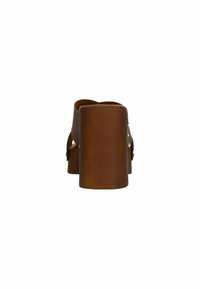 Mules en cuir marron avec un talon épais, ouvert à l'arrière, et des clous dorés décoratifs sur le côté. Texture lisse et design minimaliste.