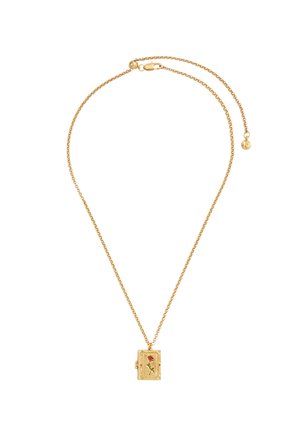 Naszyjnik z łańcuszkiem w kolorze złotym z prostokątną zawieszką przedstawiającą czerwony różany wzór, z zapięciem na karabińczyk i przedłużającym łańcuszkiem.