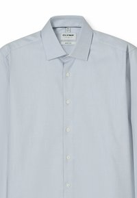 Hellblaues Hemd mit Knopfleiste, strukturiertem Muster, spitzem Kragen und fünf Knöpfen vorne. Das Material wirkt glatt und gewebt.