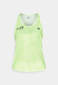 Svetle zelený síťovaný tílko s kulatým výstřihem, tenkými ramínky a černým logem New Balance. Obsahuje jemný vlnkový vzor na látce.