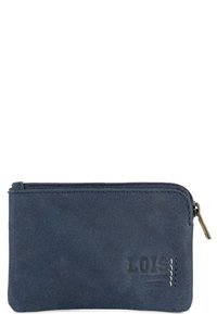 Cartera de cuero azul marino con cierre de cremallera, superficie texturizada, logo en relieve y detalles de costura en contraste a los lados.