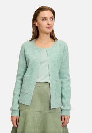Cardigan bleu clair en maille texturée, avec un col rond, une ouverture sur le devant et deux poches avant.