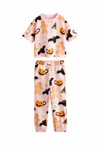 Roze pyjama set met een top met korte mouwen en elastische broek. Patronen omvatten peperkoeken mannen, vleermuizen, pompoenen en ijs.