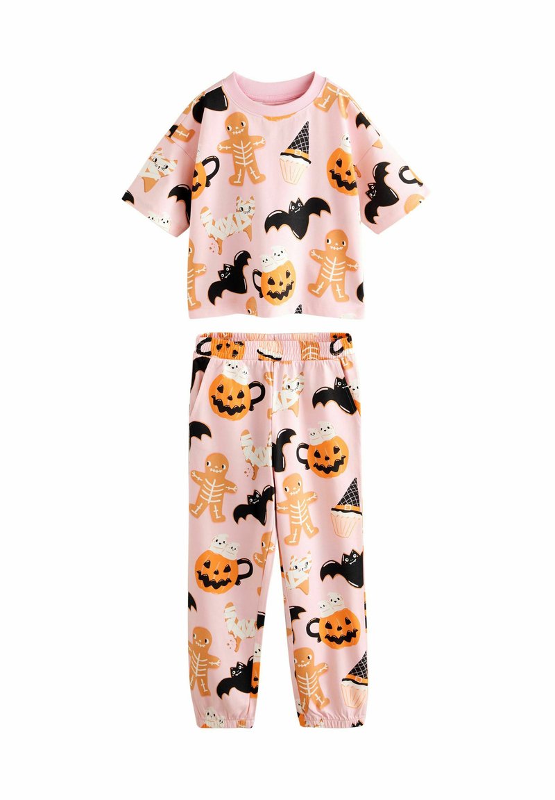 Roze pyjama set met een top met korte mouwen en elastische broek. Patronen omvatten peperkoeken mannen, vleermuizen, pompoenen en ijs.
