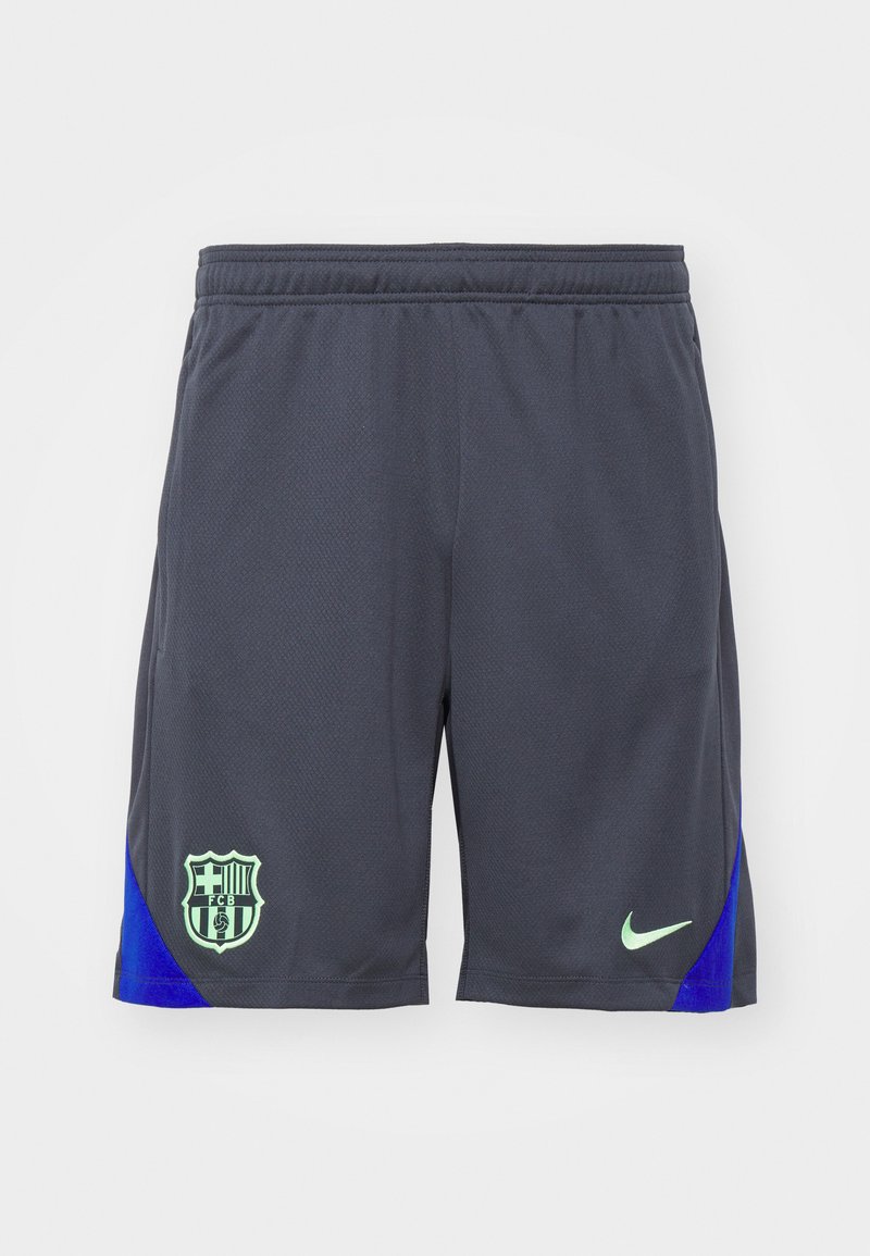 Pantalones cortos deportivos de color gris oscuro con acentos azules, fabricados en tela ligera. Presentan un logo de Nike y un emblema del Barcelona en el lado izquierdo.