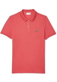 Czerwona koszulka polo Lacoste z ryflowanym kołnierzykiem, krótkimi rękawami i zielonym haftowanym logo krokodyla na lewej piersi. Gładka bawełniana tekstura.