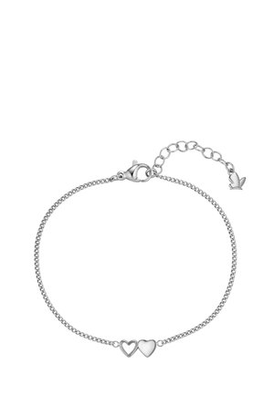 Pulsera de cadena plateada con dos charm en forma de corazón, uno sólido y otro delineado, con cierre de langosta y cadena ajustable con un pequeño charm de lazo.