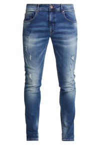 Světle modré oprané džíny s úzkým střihem, které mají pět kapes, zapínání na knoflík a vybledlé detaily po celé látce.