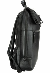 Zwarte leren rugzak met een gestructureerde afwerking, meerdere met rits gesloten compartimenten, verstelbare schouderbanden en een handvat aan de bovenkant.