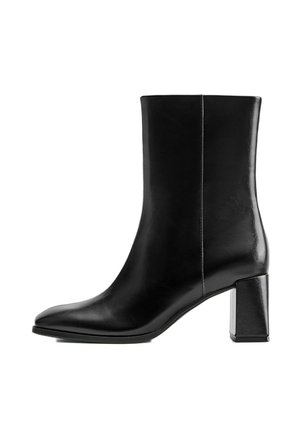 Botte noire en cuir mi-mollet avec bout pointu et talon bloc sur fond blanc, vue de côté.