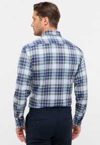 Heren overhemd met lange mouwen, gekenmerkt door een meerkleurig ruitpatroon, voornamelijk in blauw, groen en wit, met een klassieke kraag en knoopmanchetten.