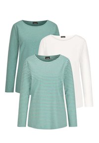 Drie langemouwen shirts: één effen teal, één effen wit en één teal met witte strepen; allemaal hebben ze ronde halsen en zachte texturen.